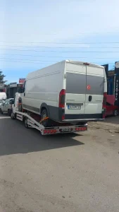 Çayırova çekici hizmetlerini temsil eden transit araç kurtarmaya dair görsel.