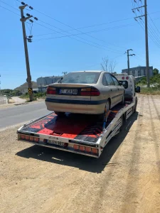 Çayırova acil çekici hizmetlerini temsil eden araç kurtarma görseli.